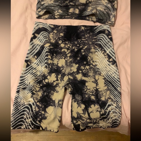 NWOT Athleta 2PC SET Seamless Tie Dye Yoga Top & Biker Shorts - Picture 12 of 13